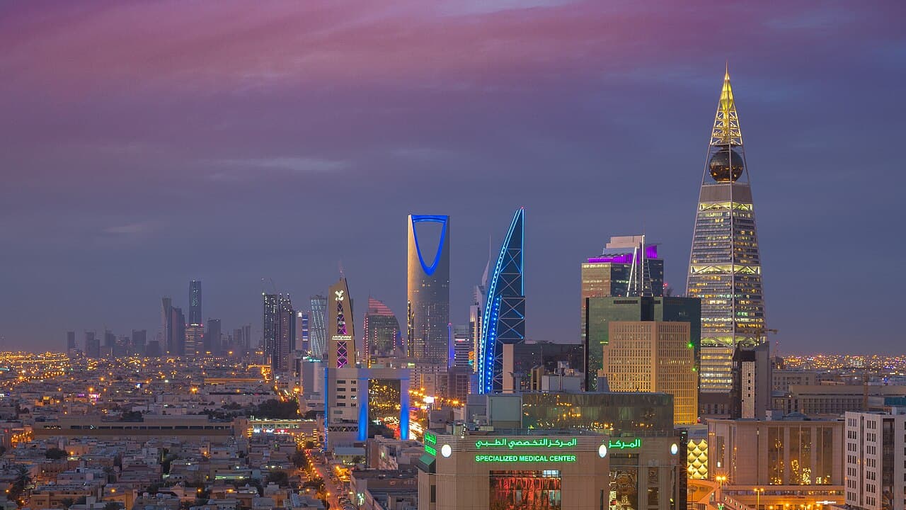 أفق مدينة الرياض مساءً