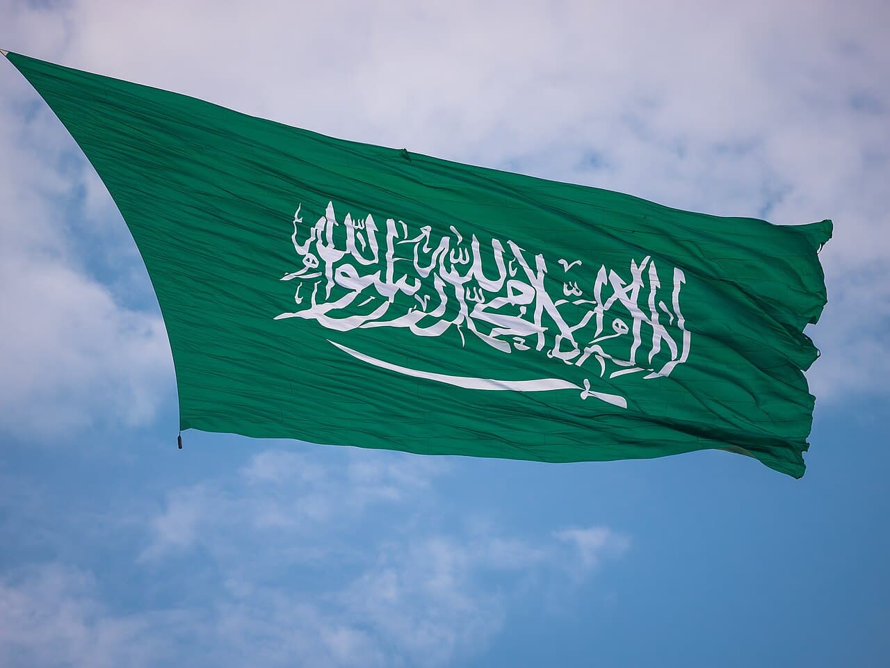 العلم السعودي يرفرف في السماء